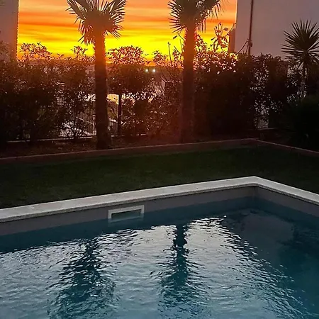 Апартаменты Cozy In With Outdoor Swimming Pool