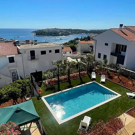 Cozy In With Outdoor Swimming Pool *