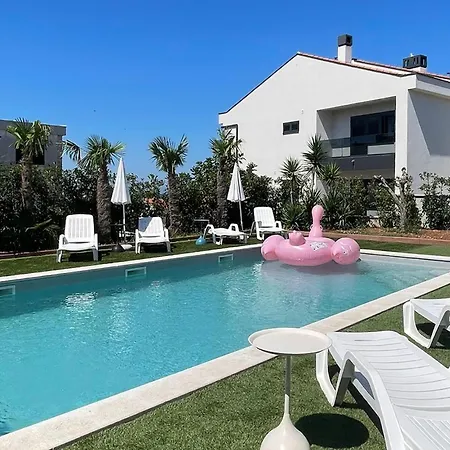 Cozy In With Outdoor Swimming Pool *