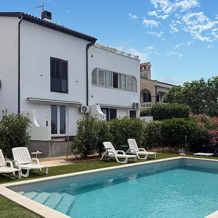 Cozy In With Outdoor Swimming Pool *