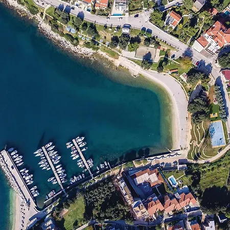 Cozy In With Outdoor Swimming Pool Пула